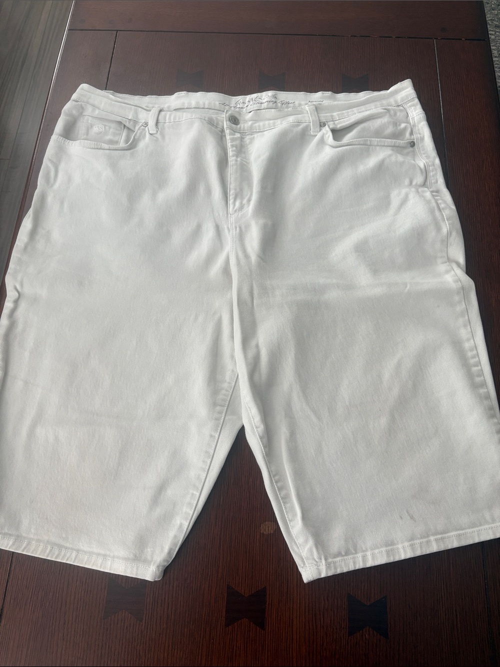 White Gloria Vanderbilt, slimming capris